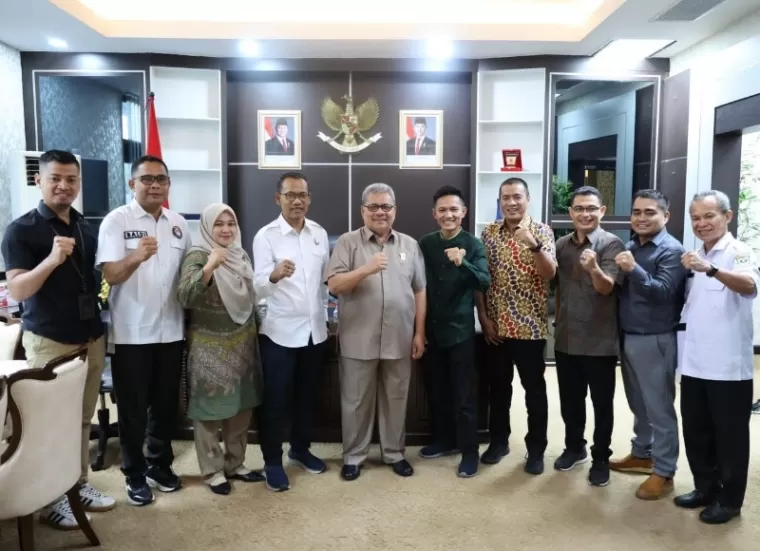 Ketua DPRD Sumbar Muhidi bersama komisioner KPID Sumbar, Rabu (13/11/2024). IST