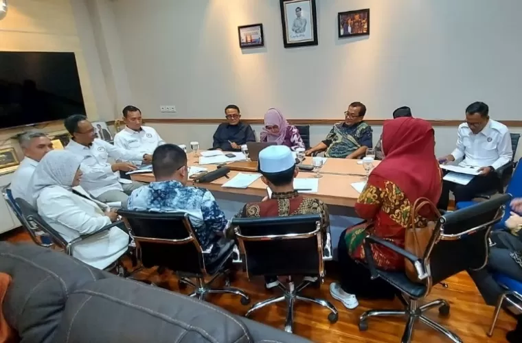 Rombongan tim pembahasan Ranperda Penyiaran Sumbar saat konsultasi ke KPI Pusat, Senin (4/11/2024). IST