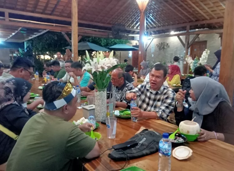 Wartawan Sumbar bersama Kombes Pol Satake Bayu di rumah makan Nasi Tempong Indra, Kuta, Bali, Rabu malam (6/11/2024). (dok : arunala.com)