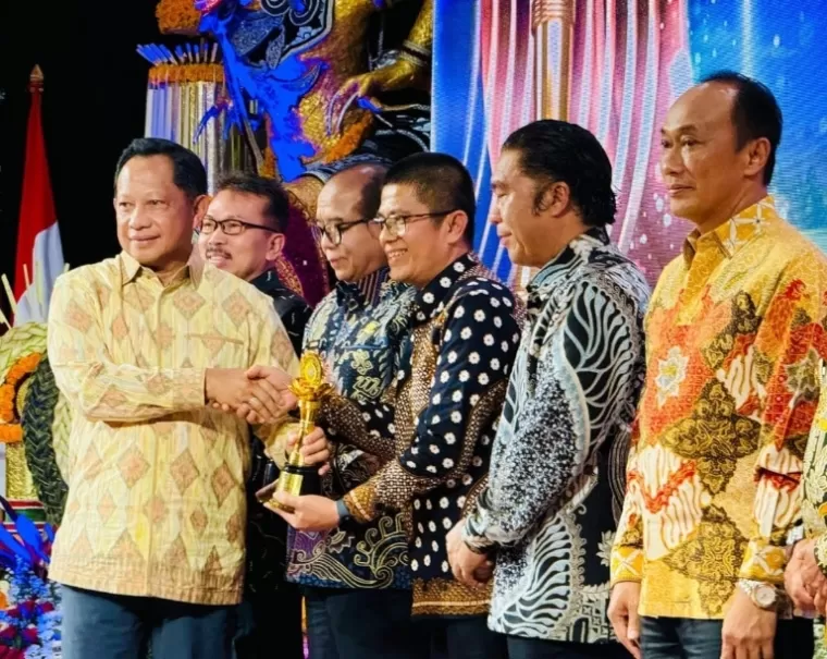 Asisten Administrasi Umum Setprov Sumbar, Andri Yulika saat menerima penghargaan dari Mendagri Tito Karnavian, Bali. Selasa malam (8/10/2024) lalu. (dok : istimewa)