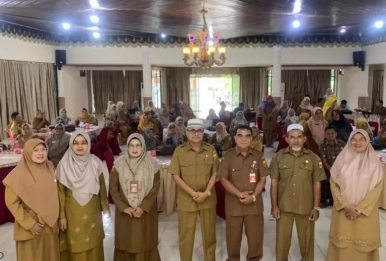 Kepala Disdikpora Kota Pariaman, Kanderi membuka lokakarya bagi semua kepala SD di kota itu, Selasa (15/10/2024). (dok : istimewa)