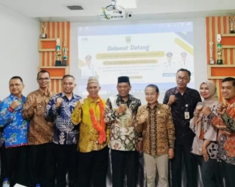 Rombongan tim visitasi KIP Pusat bersama Pjs Bupati Padangpariaman, Rahmang di kantor Wali Nagari Nagari III Koto Aua Malintang, Kamis (10/10/2024). IST