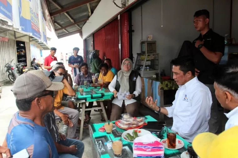 Calon Wakil Gubernur Sumbar Ekos Albar berdialog dengan masyarakat Siberut Selatan, Kamis kemarin (14/11/2024). (dok : istimewa)