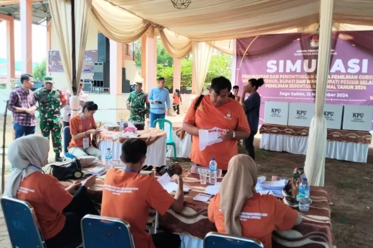 Peserta yang ikuti simulasi pungut hitung pemilihan bupati dan wakil bupati yang diadakan KPU Pessel, Selasa (12/11/2024). (dok : istimewa)