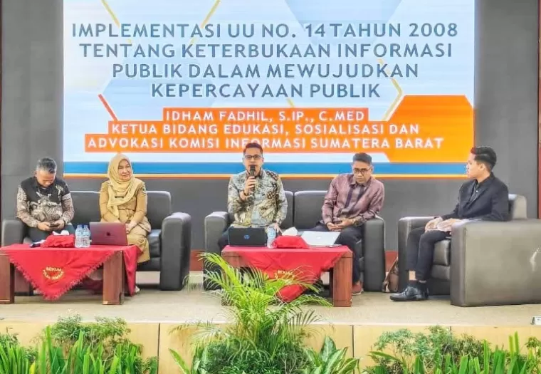 Komisioner KI Sumbar, Idham Fadhli saat jadi narasumber pada seminar KIP yang diadakan Polda Sumbar, Selasa (15/10/2024). IST