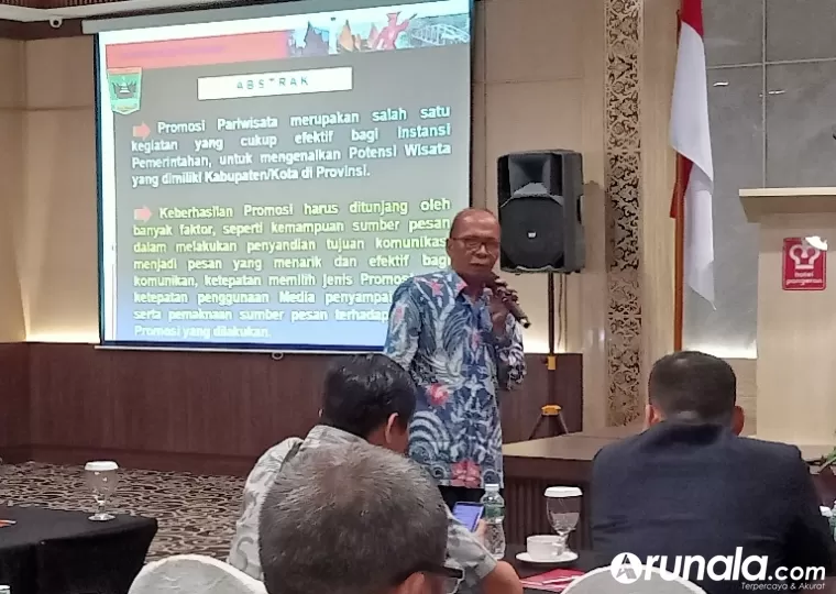 Penasehat PJKIP Sumbar M Nurnas berikan paparan menyangkut peran jurnalis dalam membangun pariwisata Sumbar secara positif, Jumat (1/11/2024). (dok : arunala.com)
