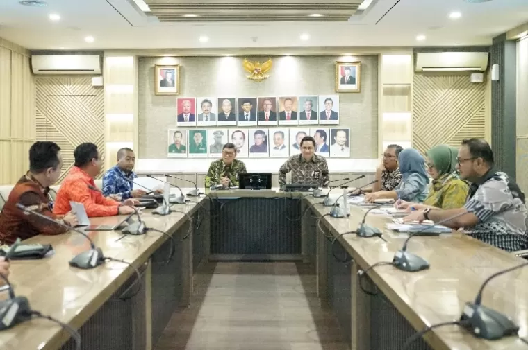 Plt Gubernur Sumbar, Audy Joinaldy saat dialog dengan Dirjen Bina Marga, Rachman Arief Dienaputra seputar perbaikan Jalan Balingka-Padang Lua di Jakarta, Senin (18/11/2024). (dok : istimewa)
