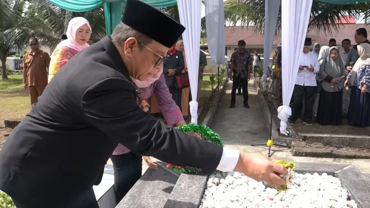 Dirut RSUP Dr M Djamil Dr dr Dovy Djanas SpOG KFM MARS FISQua melakukan tabur bunga di makam pahlawan kesehatan Dr Mohammad Djamil MPH DPH Datuk Rangkayo Tuo di Kayu Tanam Kecamatan 2X11 Enam Lingkung, Padangpariaman. Humas RSUP Dr M Djamil