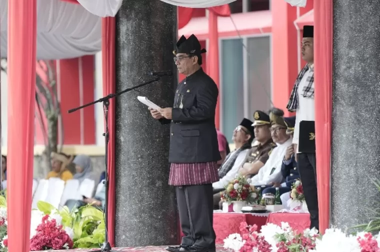 Plh Sekprov Sumbar, Erinaldi pimpin upacara peringatan Hari Sumpah Pemuda ke-96 tingkat Sumbar di halaman Kantor Gubernur, Senin (28/10/2024). (dok : istimewa)