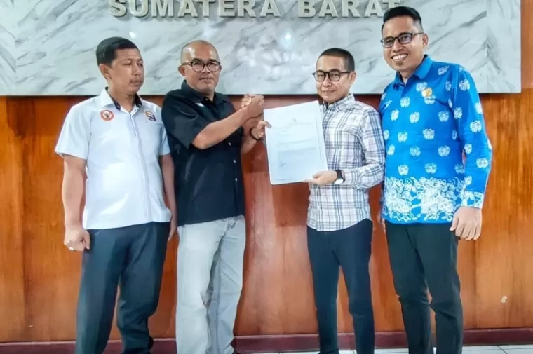 PJKIP Sumbar bersama KI Sumbar berkomitmen untuk saling kerja sama, Senin (19/8/2024). IST