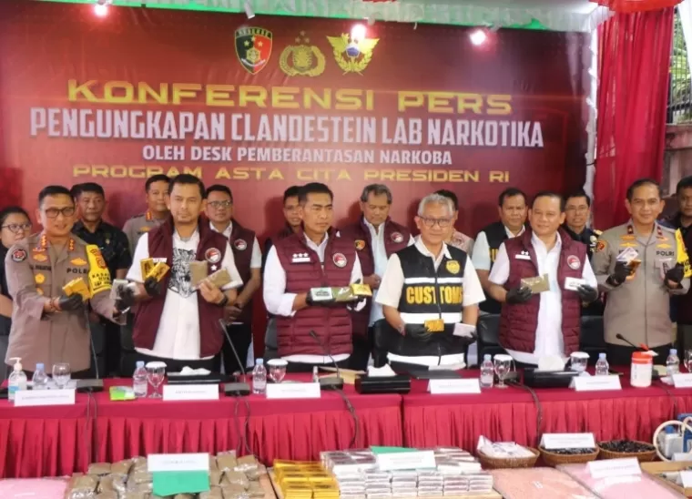 Kepala Bareskrim Polri, Komjen Pol Wahyu Widada saat konferensi jaringan produksi narkoba terbesar di Indonesia yang berbasis di Bali, Selasa (19/11/2024). (dok : istimewa)