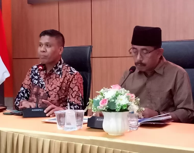 Komisioner KPU Sumbar Jons Manedi (kiri) paparkan rangkaian jalannya debat publik putaran pertama paslon gubernur dan wakil gubernur kepada wartawan, Selasa (12/11/2024). (dok : arunala.com)