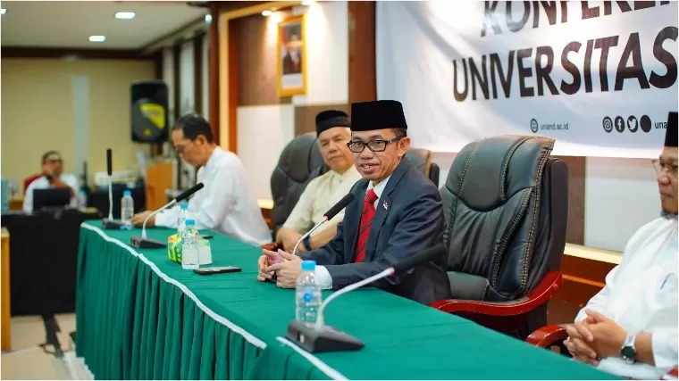 Rektor Unand Efa Yonnedi PhD saat memberikan keterangan kepada wartawan di Gedung Rektorat Unand, Jumat (15/11/2024). Humas Unand
