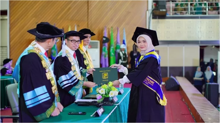 Rektor Unand Efa Yonnedi PhD menyerahkan ijazah kepada wisudawati terbaik saat Wisuda V di Auditorium Universitas Andalas, Sabtu (23/11/2024). Humas Unand