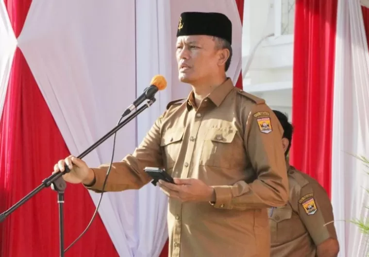 Pj Wako Pariaman, Roberia saat memimpin apel para ASN di daerahnya belum lama ini. (dok : istimewa)