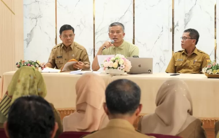 Pj Wako Pariaman Roberia didampingi Sekko Yaminu Rizal bahas penerimaan PPPK bersama kepala OPD di pemko tersebut, Senin (7/10/2024). (dok : istimewa)