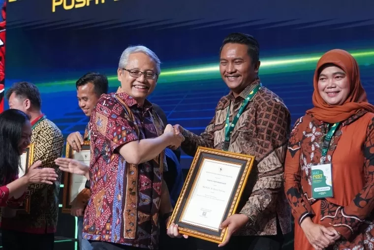 Sekjen Kemenkes RI Kunta Wibawa Dasa Nugraha menyerahkan penghargaan ke Dirut RSUP Dr M Djamil yang diwakili Kepala Instalasi SIMRS Ibnu Putra pada penutupan Festival Inovasi Kesehatan 2024 di Hall B JCC, Jakarta, Sabtu (9/11/2024). Humas RSUP Dr M Djamil