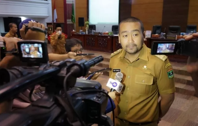 Plt Gubernur Sumbar Audy Joinaldy saat diwawancari media terkait warga Sumbar yang berhasil dievakuasi dari Lebanon belum lama ini. (dok : istimewa)