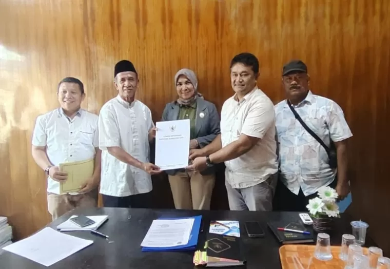 Proses mediasi yang dilakukan KI Sumbar antara Mispah AB dan Pemkab Pasaman Barat, Rabu (30/10/2024). IST