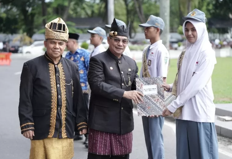 Plh Sekprov Sumbar, Erinaldi kukuhkan para pelajar yang menjadi Duta Trantibum 2024, Senin kemarin (28/10/2024). (dok : istimewa)