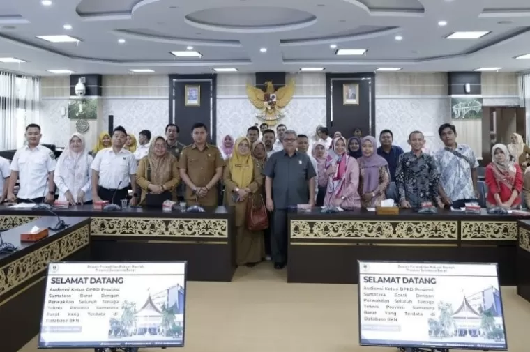 Ketua DPRD Sumbar, Muhidi setelah terima audensi tenaga teknis honorer di gedung DPRD Sumbar, Senin (5/11/2024). IST