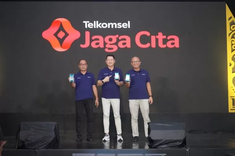 (kiri ke kanan) VP Consumer Business Area Jawa Bali Telkomsel, Suryo Hadiyanto; CFO INDICO, Andry Firdiansyah; dan CEO Kuncie, Kemas M Fadhli hadir dalam peluncuran inisiatif Telkomsel Jaga Cita di Yogyakarta (7/11/2024). IST