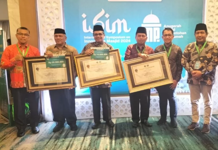 Pengurus dari tiga masjid di Sumbar saat menerima penghargaan dari Kemenag RI di Jateng, Selasa malam (1/10/2024). (dok : istimewa)