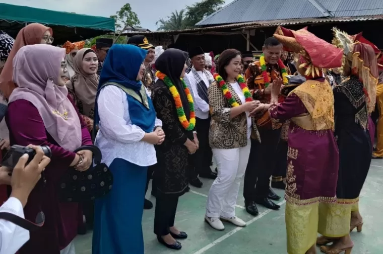 Tim penilai KI Pusat, Rospita Vici saat kunjungi Nagari Nagari Malampah Barat, Kabupaten Pasaman, Jumat (11/10/2024). IST
