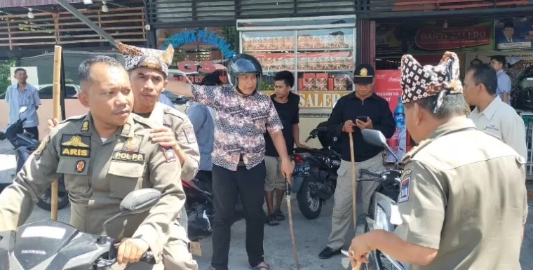 Tim gabungan Kecamatan Lubeg sita satu senjata tajam saat mencegah pecahnya aksi tawuran di kecamatan itu, Jumat (8/11/2024). (dok : istimewa)