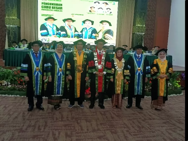 Empat Guru Besar yang dikukuhkan bersama Wakil Rektor III Unand Prof Dr Kurnia Warman SH MHum, Ketua Dewan Profesor Prof Marlina MS PhD apt dan Ketua SAU Prof Dr Syafrizal Sy. IST