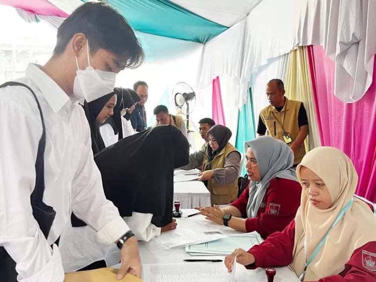 Peserta yang ikut ujian CPNS 2024 untuk Pemko Pariaman sedang serahkan berkas persyaratan ujian kepada petugas BKN regional Pekanbaru. IST