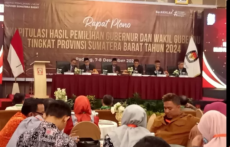 Ketua KPU Sumbar, Surya Efitrimen pimpin rapat pleno penetapan hasil perolehan suara gubernur dan wakil gubernur, di Padang, Sabtu (7/12/2024) kemarin. (dok : arunala.com)