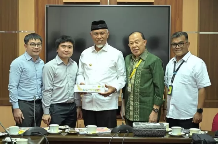 Leader Team Scoot Indonesia-Jakarta, Jafri Arief dan timnya seusai rapat dengan Gubernur Sumbar Mahyeldi, di Istana Gubernur Sumbar, Jumat (27/12/2024). IST