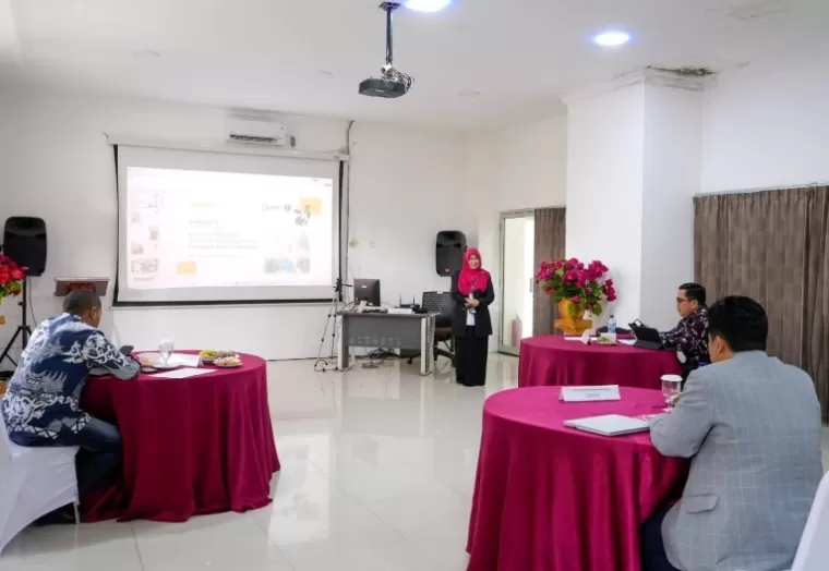 Kadis Kominfotik Sumbar, Siti Aisyah mempresentasikan Proper yang dirancangnya saat ikuti pelatihan kepemimpinan nasional di BPSDM) Sumbar, kemarin. IST