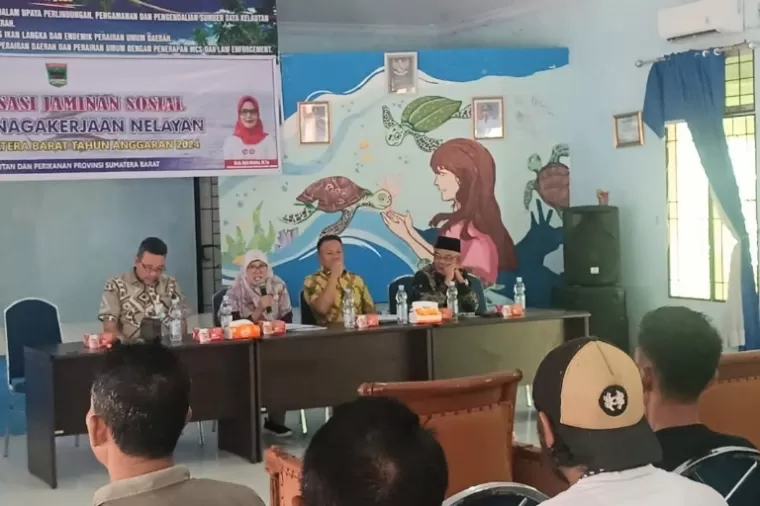 Pegawai DKP Sumbar berikan arahan menyangkut penyerahan asuransi BPJS Ketenagakerjaan kepada sejumlah nelayan, di Padangpariaman, Kamis (14/11/2024). IST