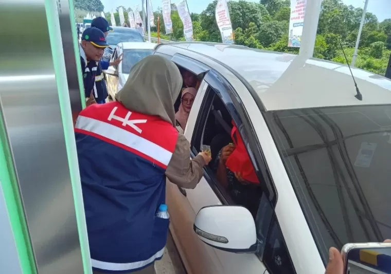 Masyarakat Kota Padang memasuki pintu Tol Padang-Sicincin yang diuji coba pemakaiannya Mingg (15/12/2024). (dok : arunala.com)