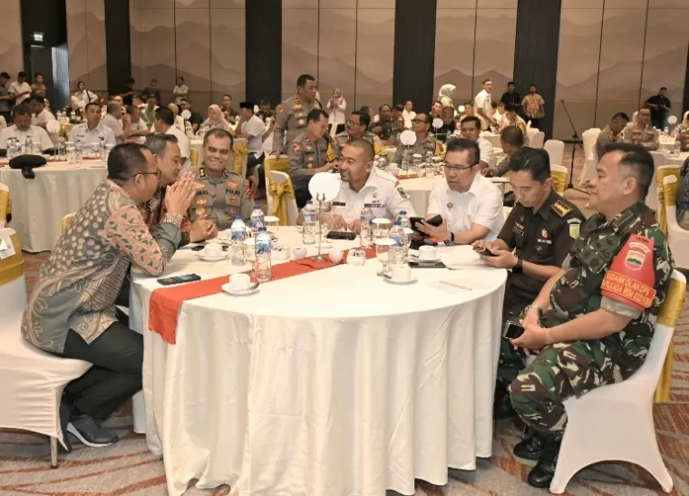 Plt Gubernur Sumbar, Audy Joinaldy bersama stakeholder terkait pelaksanaan pilkada 2024 di Sumbar saat rakor bersama di Padang, Rabu (20/11/2024). IST