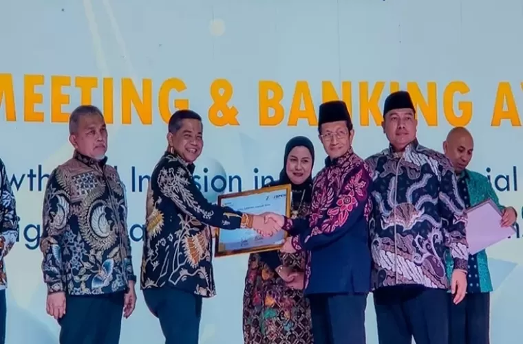 Direktur Kepatuhan Bank Nagari Sukardi saat menerima penghargaan dari Menteri Agama Nasaruddin Umar dalam agenda BPKH Annual Meeting dan Banking Award 2024. IST