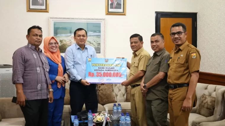 Kepala Cabang Bank Nagari Pariaman, Budi R Setiawan secara simbolis donasi untuk tim Persikopa kepada Pj Sekretaris Kota (Sekko) Pariaman Yaminu Rizal Senin (9/12/2024). IST