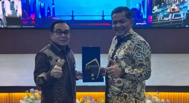 Direktur Kepatuhan Bank Nagari Sukardi dan Pemimpin Divisi Kepatuhan Bank Nagari Eka Andria Putra menunjukkan penghargaan FIR 2024 Terbaik yang diterima dari PPATK. IST