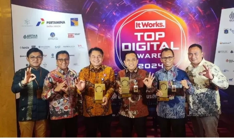 Direktur Utama Bank Nagari Gusti Candra dan Direktur Keuangan Roni Edrian dan jajaran usai menerima tiga penghargaan dalam ajang TOP Digital Award, Jakarta, Kamis (5/12/2024). IST