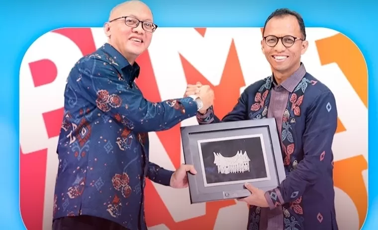 Deputi Kepala BI Sumbar Irfan Sukarna menyerahkan penghargaan kepada Direktur Keuangan Bank Nagari Roni Edrian. IST