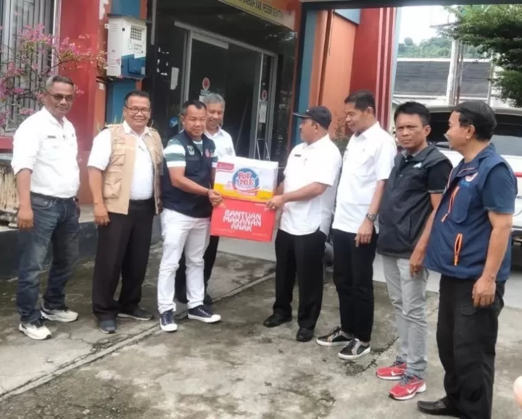 Pemprov Sumbar melalui Dinsos salurkan bantuan kepada korban banjir yang melanda enam kecamatan di Pesisir Selatan. Bahkan hingga kemarin bantuan terus disalurkan, Rabu (4/12/2024). IST