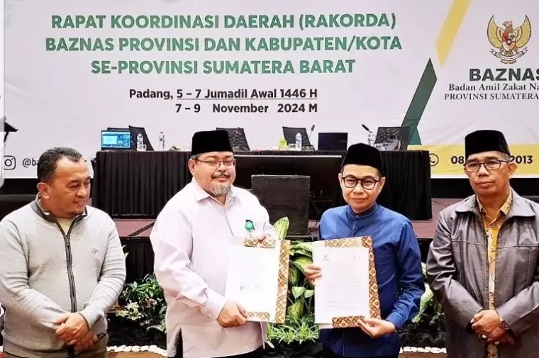 Perjanjian Kerjasama antara BAZNAS Sumbar dengan Komisi Informasi Sumbar pada Jumat malam, (8/11/2024). (IST)