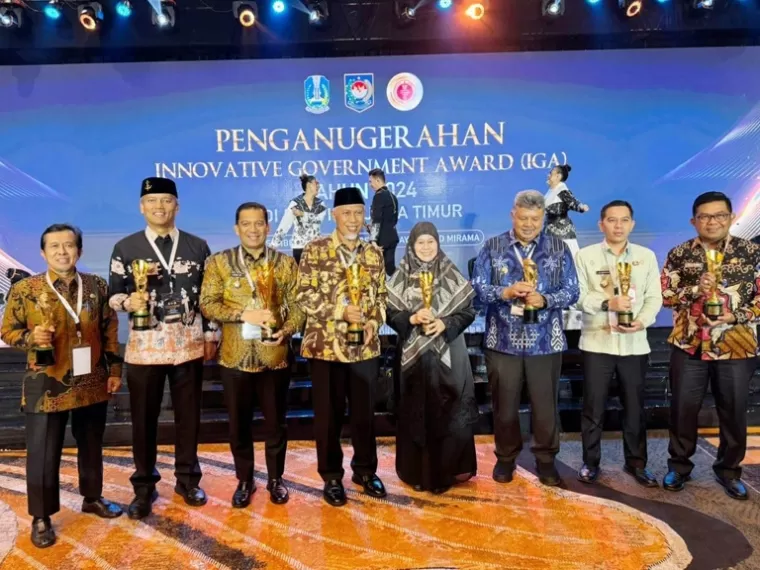 Pj wali Kota Pariaman, Roberia bersama Gubernur Sumbar Mahyeldi setelah menerima penghargaan IGA 2024 dari Kemendagri, Kamis (5/12/2024). IST
