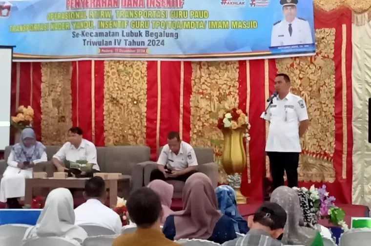 Camat Lubeg Andi Amir berikan arahan saat penyerahan dana insentif bagi perangkat kelurahan se Kecamatan Lubeg, Rabu (11/12/2024). (dok : arunala.com)