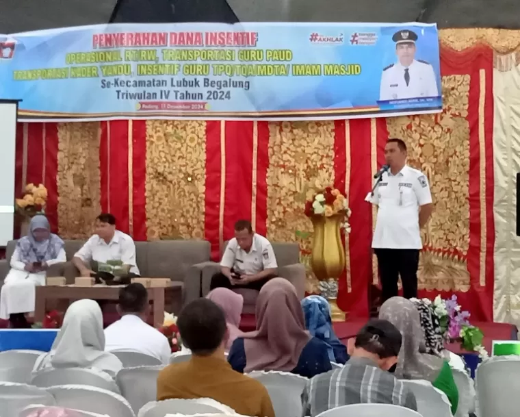 Camat Lubeg, Noviandi Amir buka sosialisasi sistem pengelolaan sampah swakelola kepada RT/RW se Kecamatan Lubeg, Rabu (11/12/2024). (dok : arunala.com)