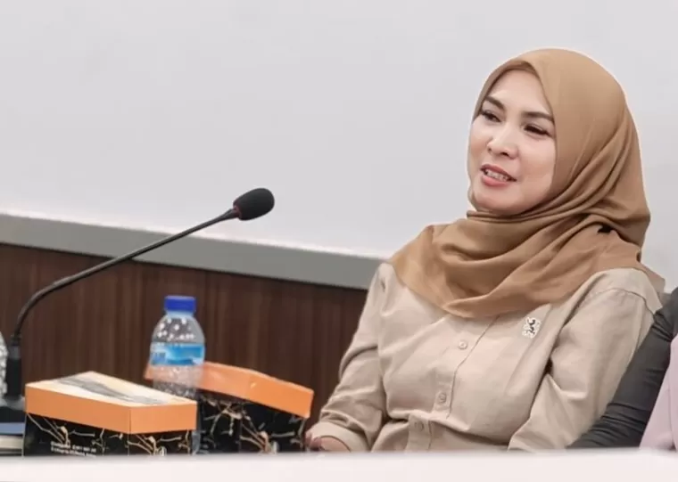 Komisioner KI Sumbar, Mona Sisca. IST