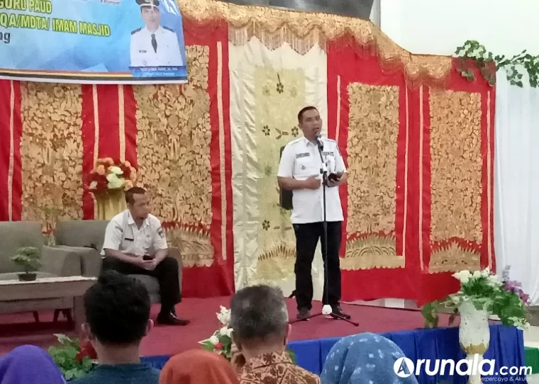 Camat Lubeg Andi Amir berikan penjelasan menyangkut kelanjutan dana insentif bagi perangkat kelurahan, di gedung Balai Basuo Kecamatan Lubeg, Rabu (11/12/2024). (dok : arunala.com)