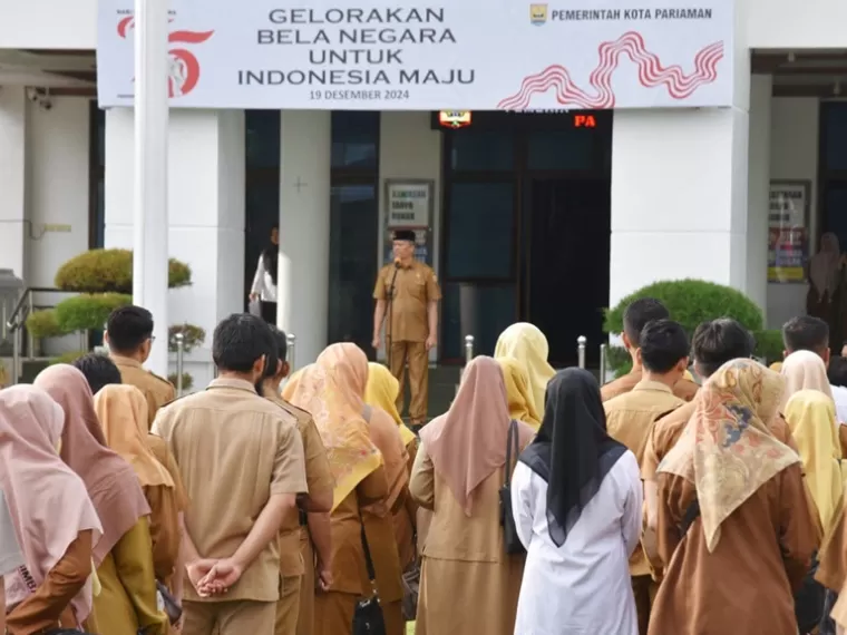 Pj Wali Kota Pariaman, Roberia memimpin apel gabungan Aparatur Sipil Negara (ASN) di halaman kantor Balai Kota Pariaman, Selasa pagi (24/12/2024).